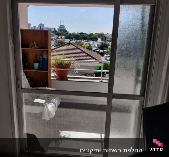 דלת הזזה מאלומיניום עם זכוכית מחוספסת